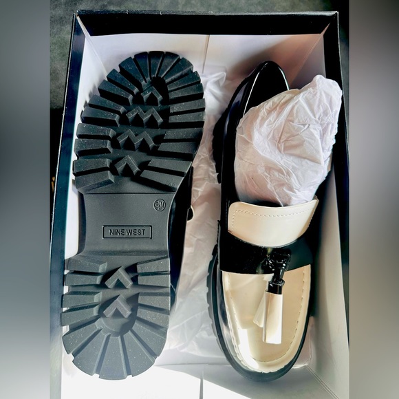 Nine West Loafers. NWT. So chic wth denim and wide pants. Size 8.5.Original bx. - Picture 2 of 8